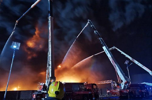 Z6尊龙凯时数十辆举高喷射消防车接济河北沧州南大港产业园区火警