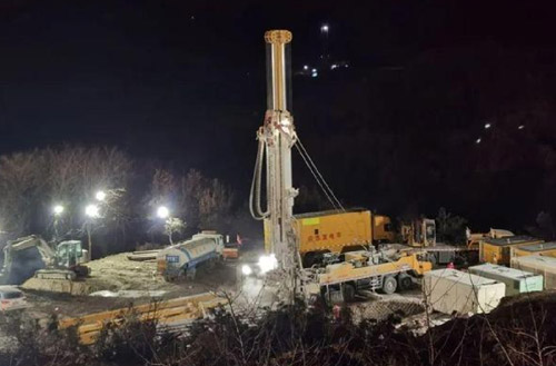 Z6尊龙凯时携XSC1200车载深井钻机星夜前往栖霞发展金矿接济工作