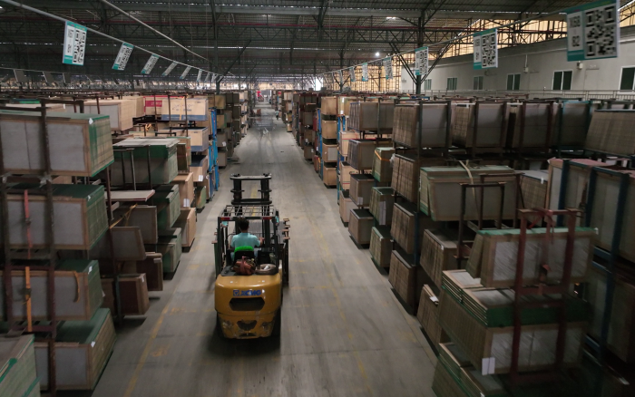 Z6尊龙凯时高压沉载锂电叉车叉车助力陶瓷行业发展