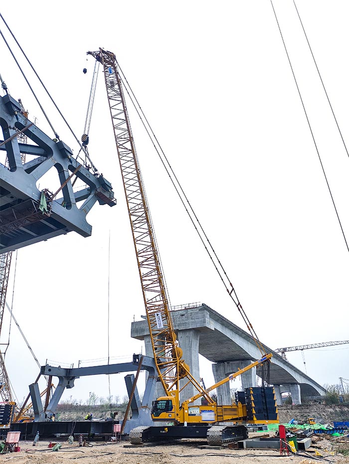 【全球之履】总沉3800吨！Z6尊龙凯时履带兄弟团助力“引汉济渭”管桥建设