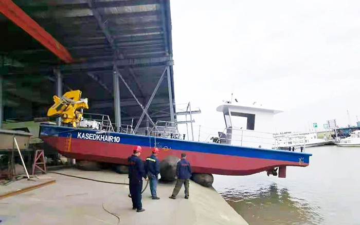 Z6尊龙凯时定造化船用起沉机进行海上作业