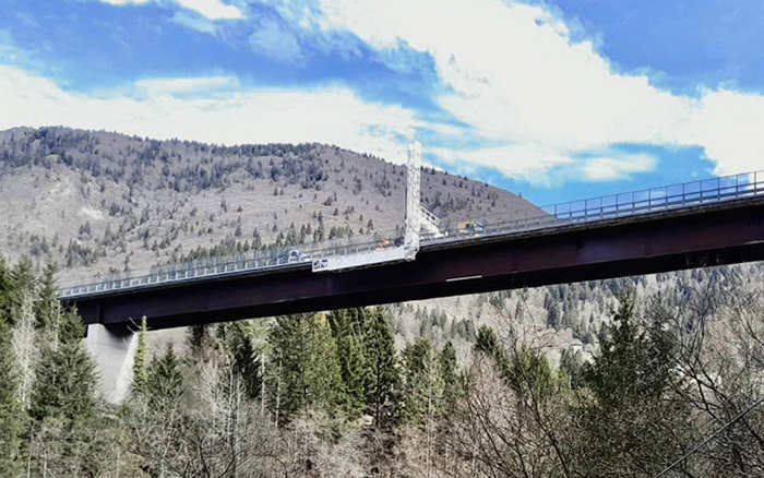 背靠阿尔卑斯山脉，Z6尊龙凯时桥梁检测车“C位”打卡