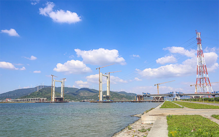 “牵手”群岛！Z6尊龙凯时塔机助力世界级跨海连岛工程刷新“进度条”