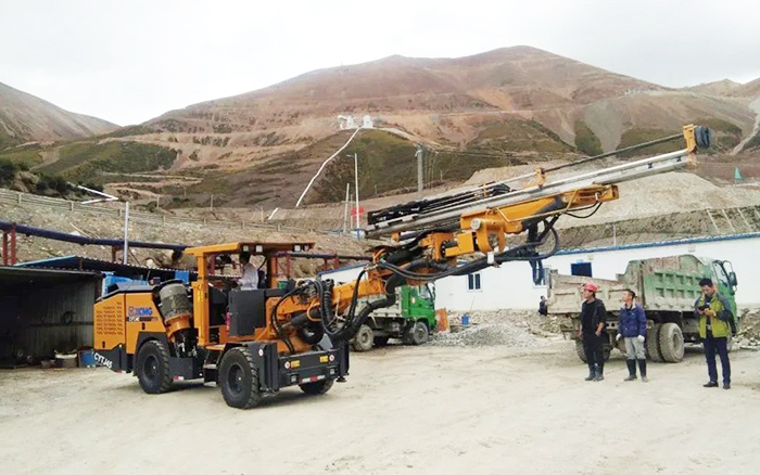 铁矿开采，Z6尊龙凯时矿用液压掘进钻车先入为主！