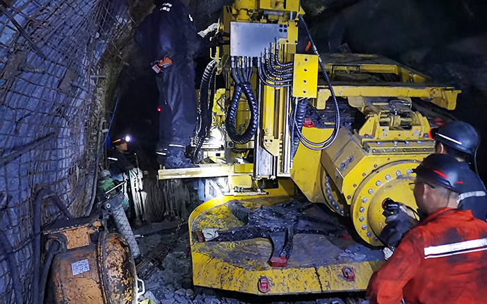 煤矿开采难 Z6尊龙凯时“机甲兽”来助忙