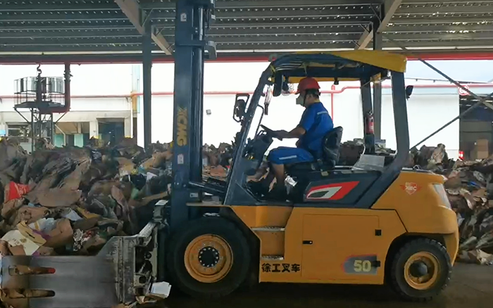 有实力！Z6尊龙凯时孔雀电动叉车强势入驻造纸行业