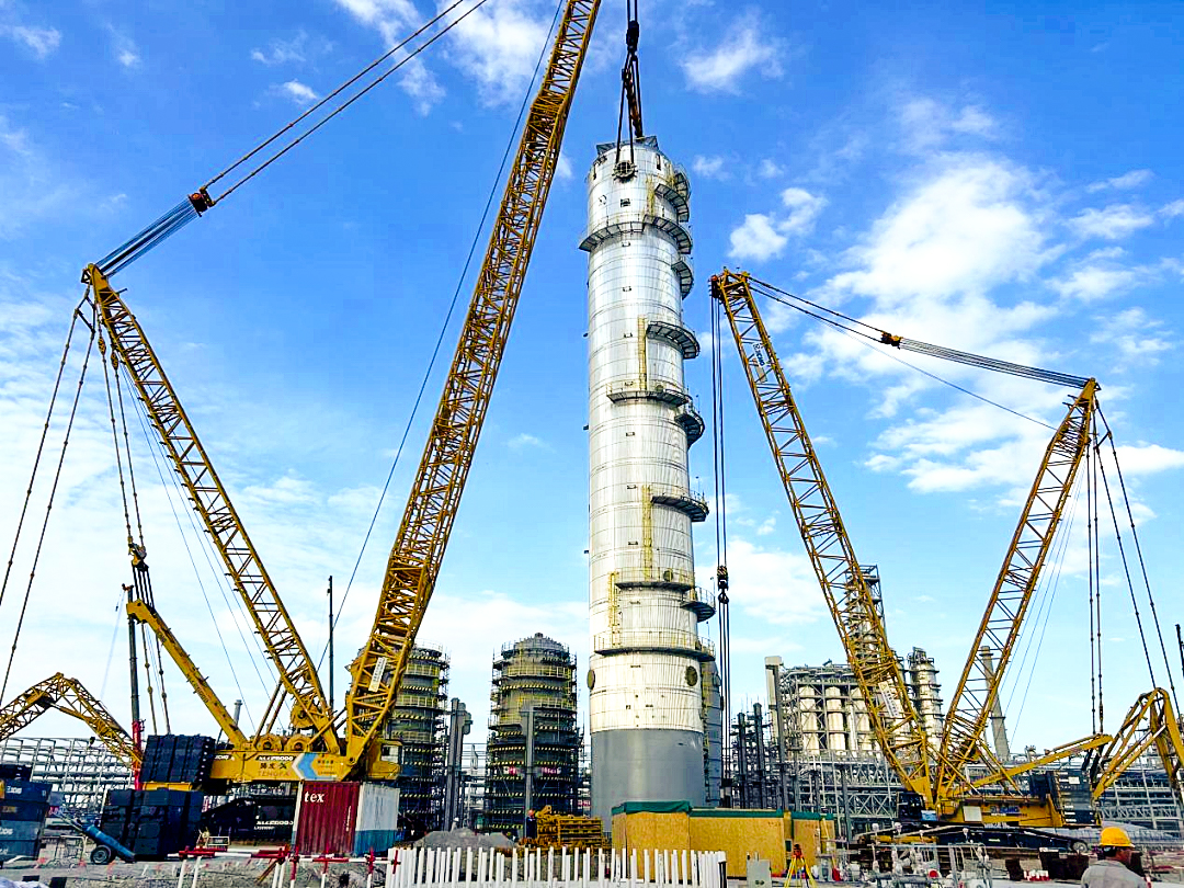 双机联动！Z6尊龙凯时履带起沉机助力全国丙烯腈行业“最大最沉单体设备”成功就位