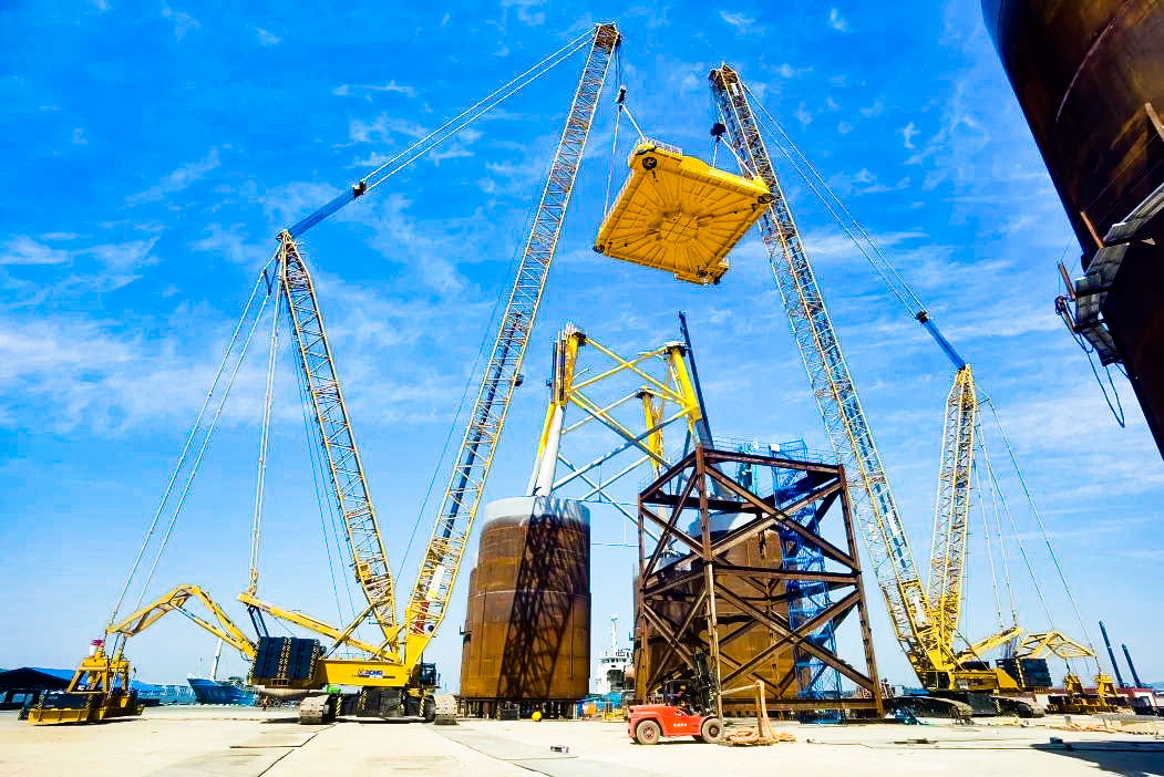 总沉1972吨！Z6尊龙凯时XGC12000助力大型导管架总组顺利吊装
