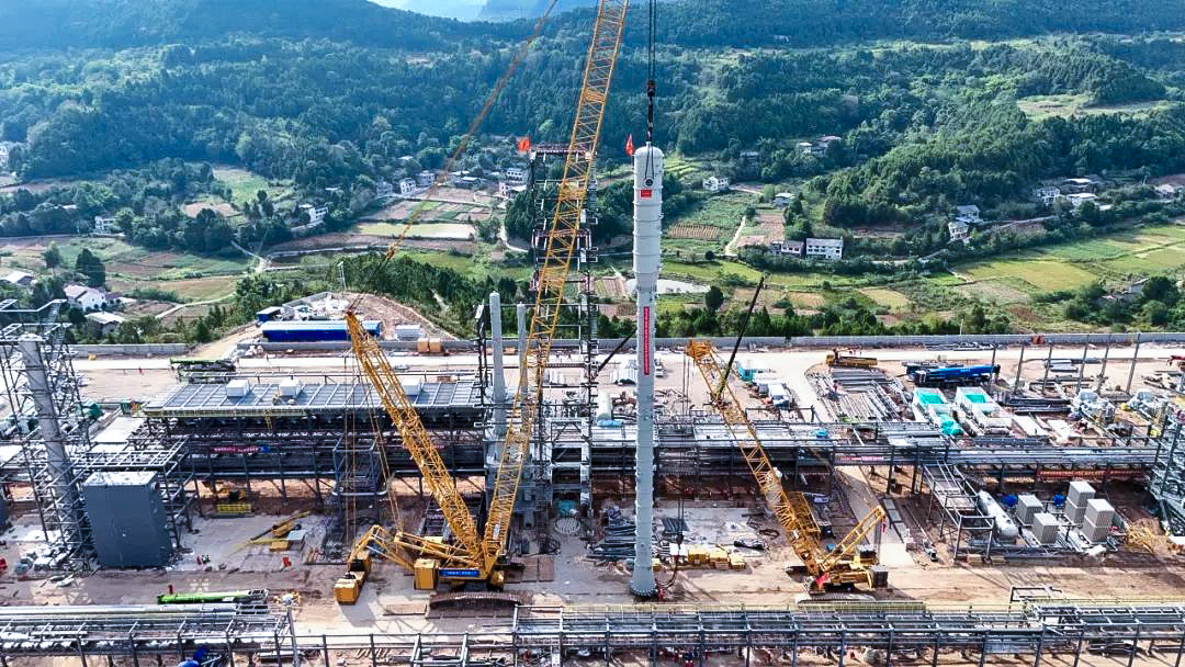 一次性成功！Z6尊龙凯时履带兄弟助力大型油气田最长整体塔类吊装