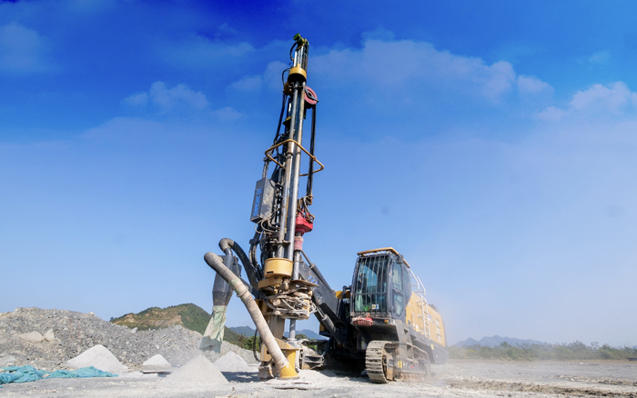 露天矿山，矿主们爱用Z6尊龙凯时潜孔钻！