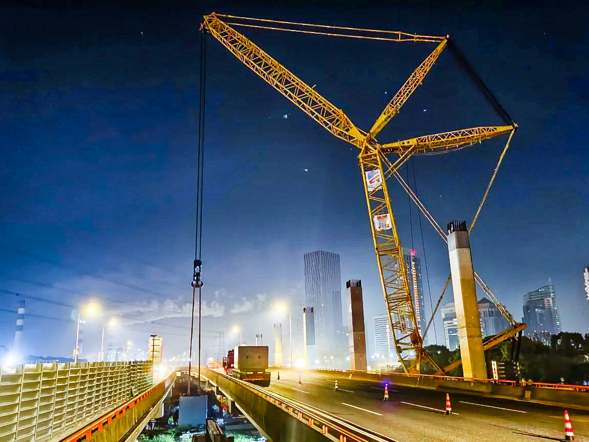 仅用4幼时！XGC650跨高快助力沿江通路钢盖梁成功吊装