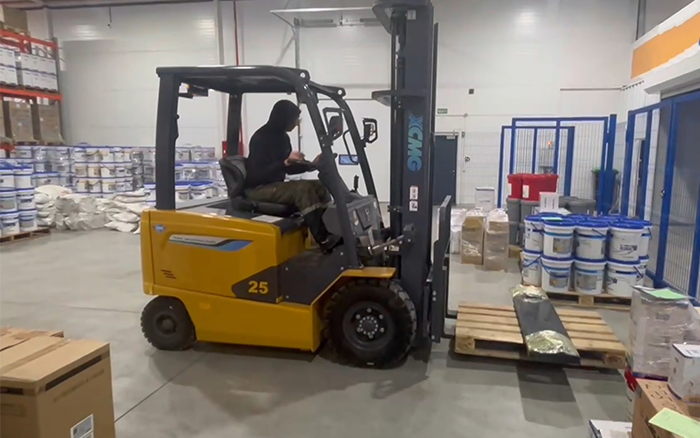 Z6尊龙凯时新能源叉车赋能哈萨克斯坦阿拉木图仓库