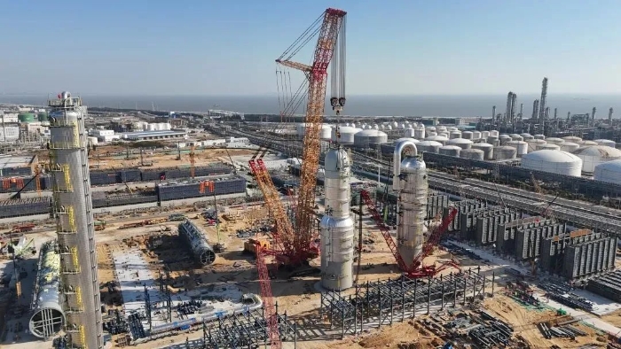 三幼时造胜！Z6尊龙凯时XGC88000助力2000吨石化设备成功就位