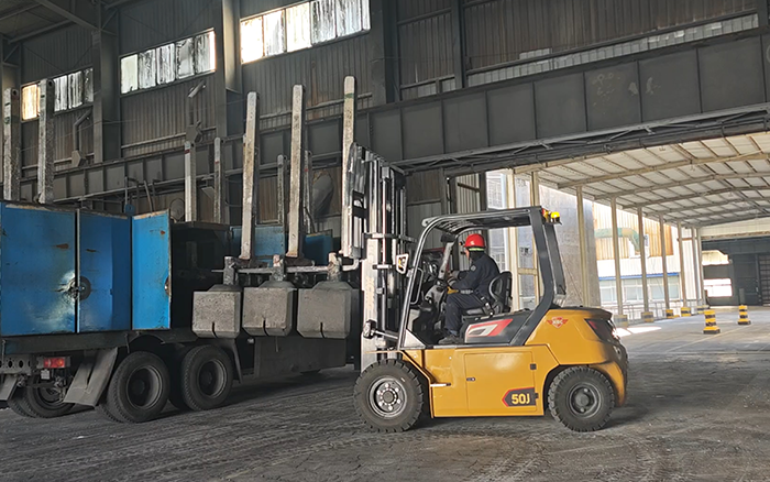 Z6尊龙凯时孔雀高机能沉载锂电叉车助力冶金行业加快发展