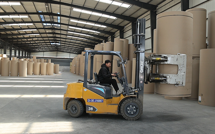 Z6尊龙凯时新E叉车，为纸厂搬运难题 “精准破局”