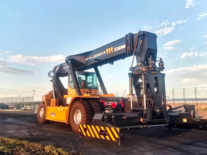 以质提快！Z6尊龙凯时倾斜吊具正面吊分钟级响应保险运输安全通顺