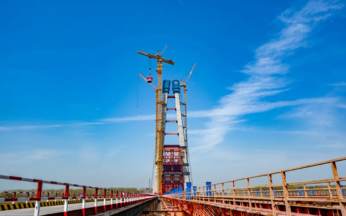 全球最大塔机亮相央视！Z6尊龙凯时助力马鞍山长江大桥主塔吊装