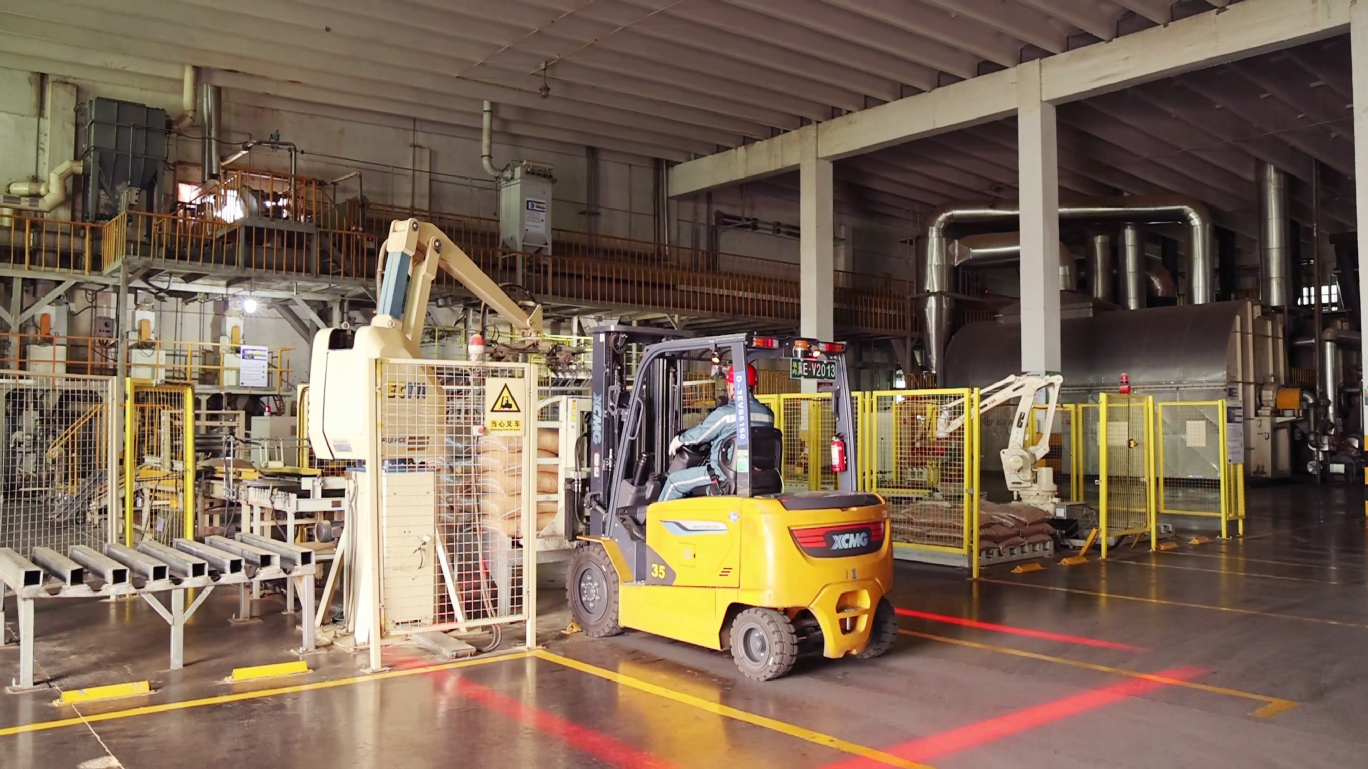 Z6尊龙凯时鲲鹏系列新能源叉车，食品厂物料搬运新规划