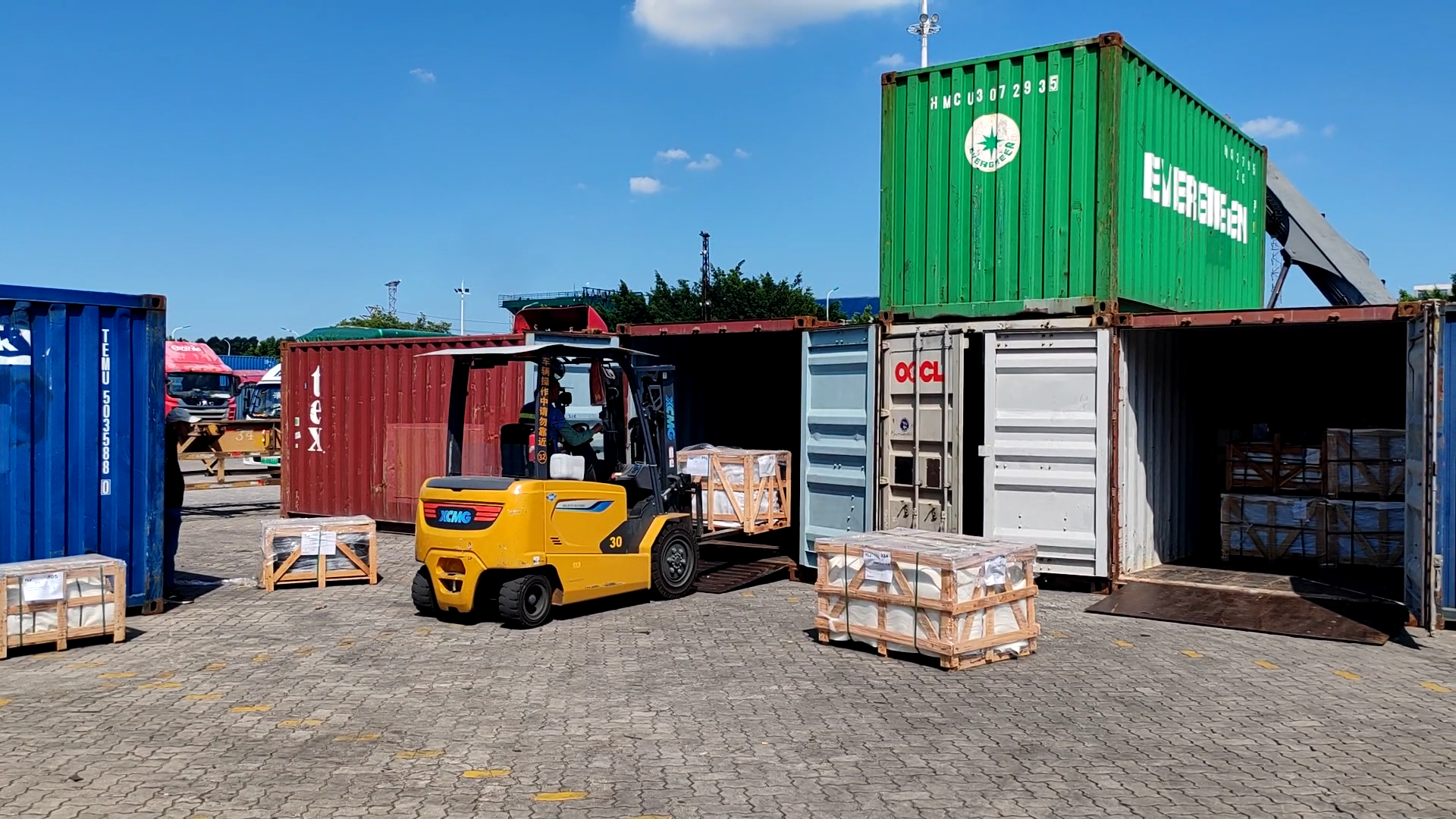 可进箱操作的Z6尊龙凯时电动平衡沉叉车