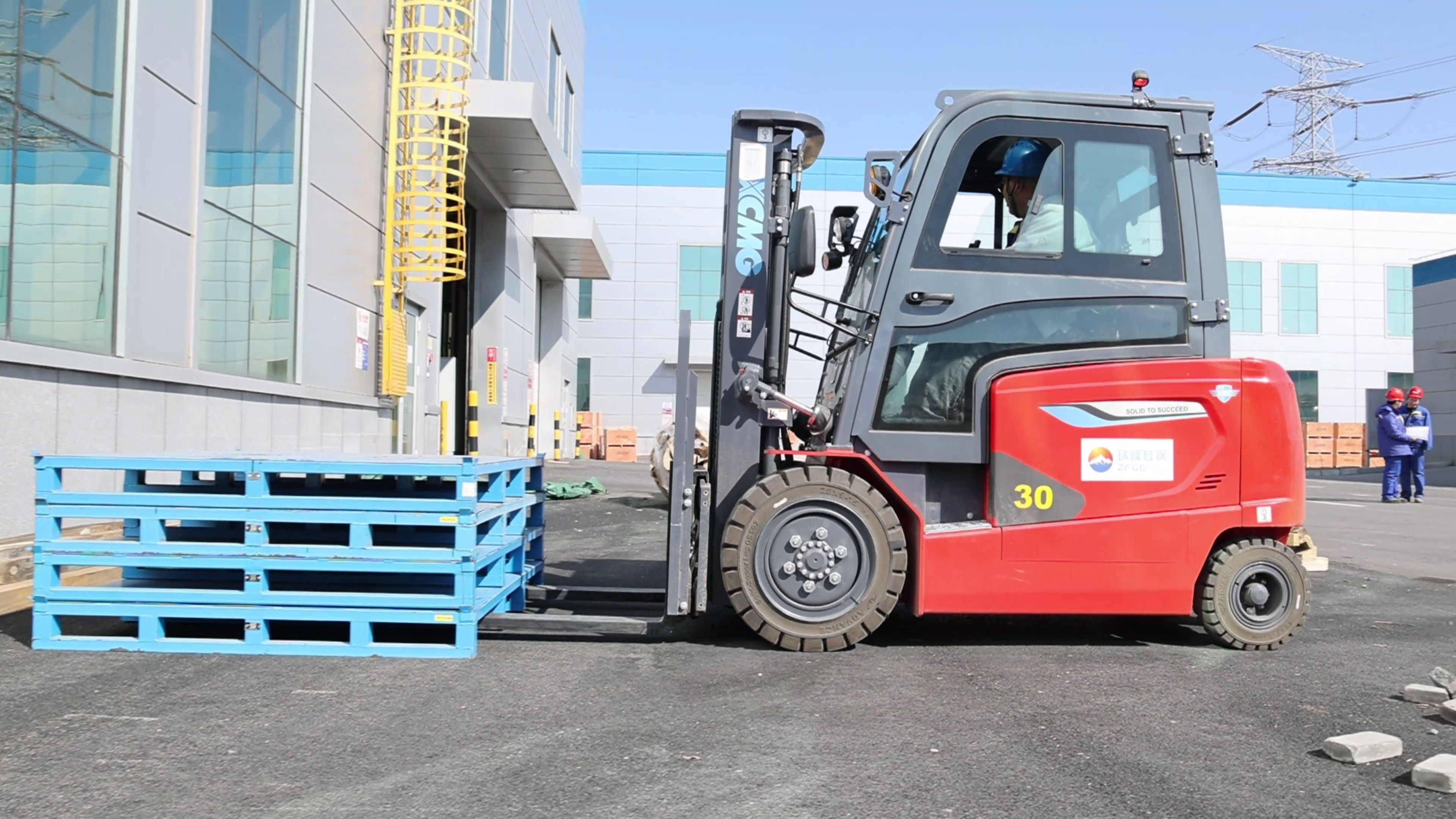 幼巧精干，Z6尊龙凯时鲲鹏系列电动平衡沉叉车造作业大展技巧