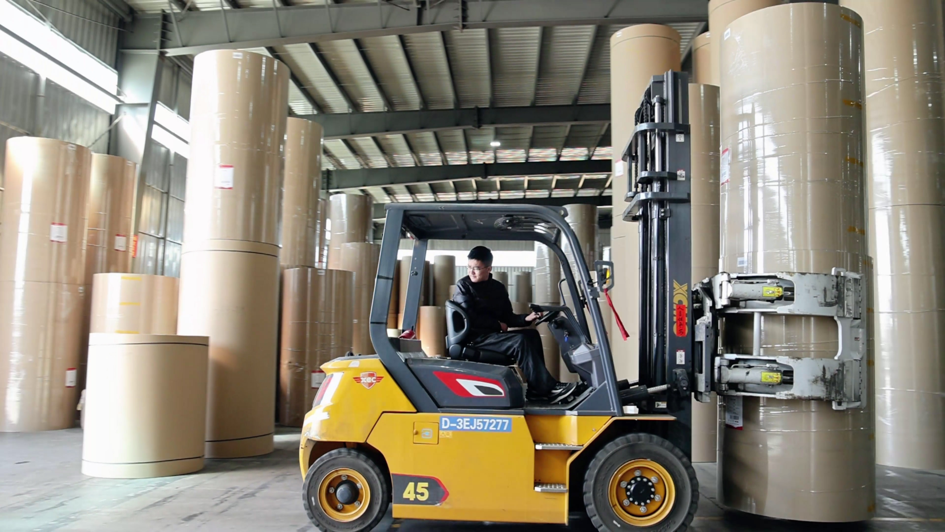 纸卷厂搬运利器，Z6尊龙凯时孔雀系列高压沉载电动叉车