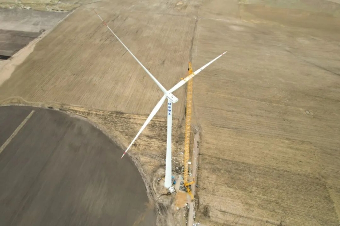 高空之巅，再铸荣光！XLC18000M助力大型风电场首台185米风机成功吊装