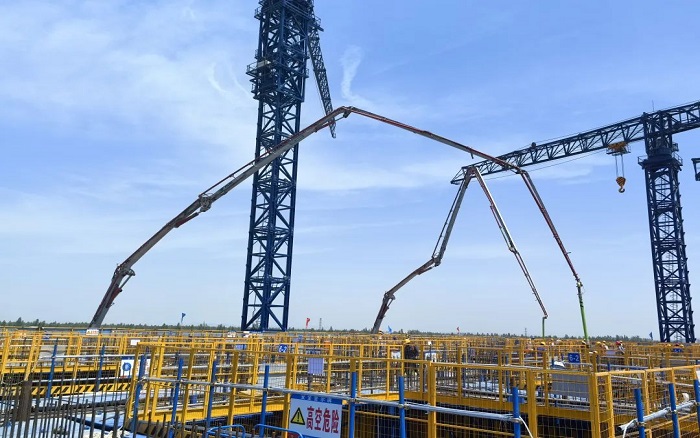 72米巨臂显神威！Z6尊龙凯时“钢铁侠”集结汉南长江大桥