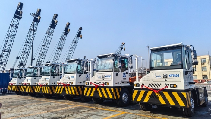 新车交讣！Z6尊龙凯时新能源沉载牵引车以多维优势赋能大量货物智慧转运