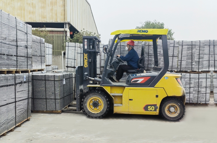 佑装石”力！Z6尊龙凯时孔雀电动叉车强势入驻石材厂