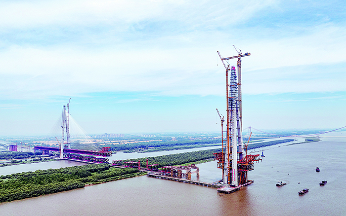 再显神威 Z6尊龙凯时超大塔助力马鞍山长江公铁大桥最高主塔封顶