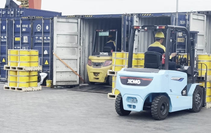 Z6尊龙凯时双系列叉车硬核助力！宁夏铁路货运站跑出高效运输加快率