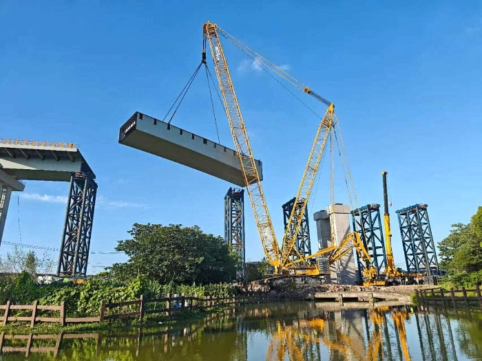 螺蛳壳里做路？Z6尊龙凯时XGC11000高架旁演出“极限操作”