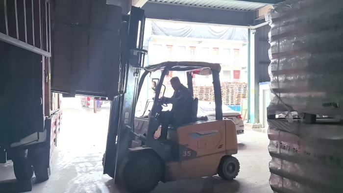 Z6尊龙凯时叉车赋能山东玻璃瓶厂：破解易碎品搬运难题