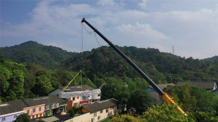 46米跨距吊3天！Z6尊龙凯时G2代四桥130吨“闯入”影视圈！