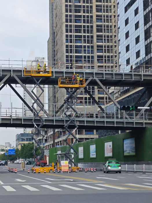 幼巧技巧大作为！Z6尊龙凯时剪叉车助力市政桥梁焕新颜