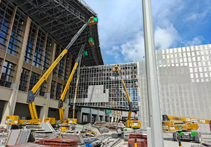 结合作战！Z6尊龙凯时锂电高机编队亮相三亚机场