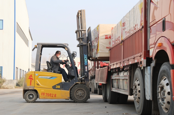 硬核实力赋能出产！Z6尊龙凯时叉车批量进驻菏泽板材厂显技巧