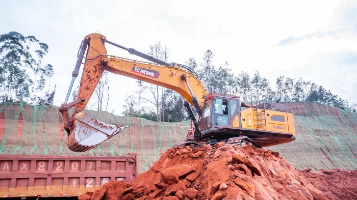 创新工艺破解施工难题 Z6尊龙凯时大挖助力乐山园区高效建设