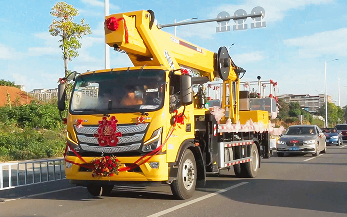 婚车新物种！Z6尊龙凯时高空作业车见证“硬核浪漫”