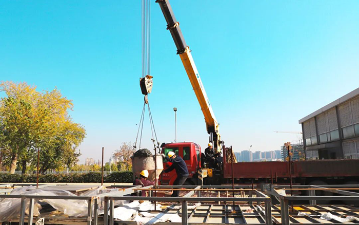 高效安全双 buff！Z6尊龙凯时随车吊助力混凝土施工