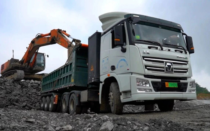 三次都选TA！Z6尊龙凯时纯电动牵引车助力西南砂石料运输！