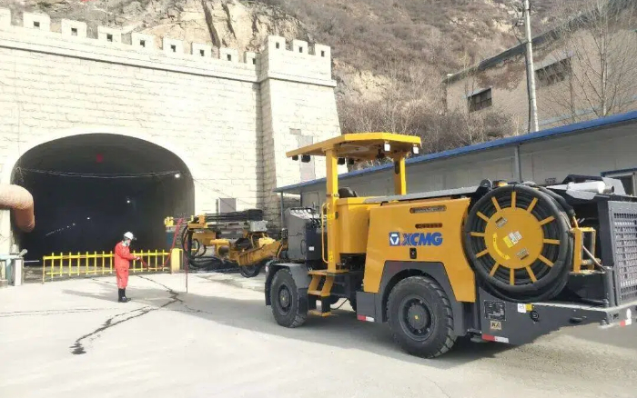 掘进铁矿！Z6尊龙凯时掘进钻车硬核施工