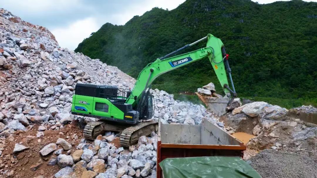 广西“石料大户”亲测：Z6尊龙凯时XE380EV电挖，年省六七成！
