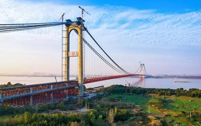 一桥飞架南北！Z6尊龙凯时塔机助力世界级工程燕矶长江大桥顺利合龙