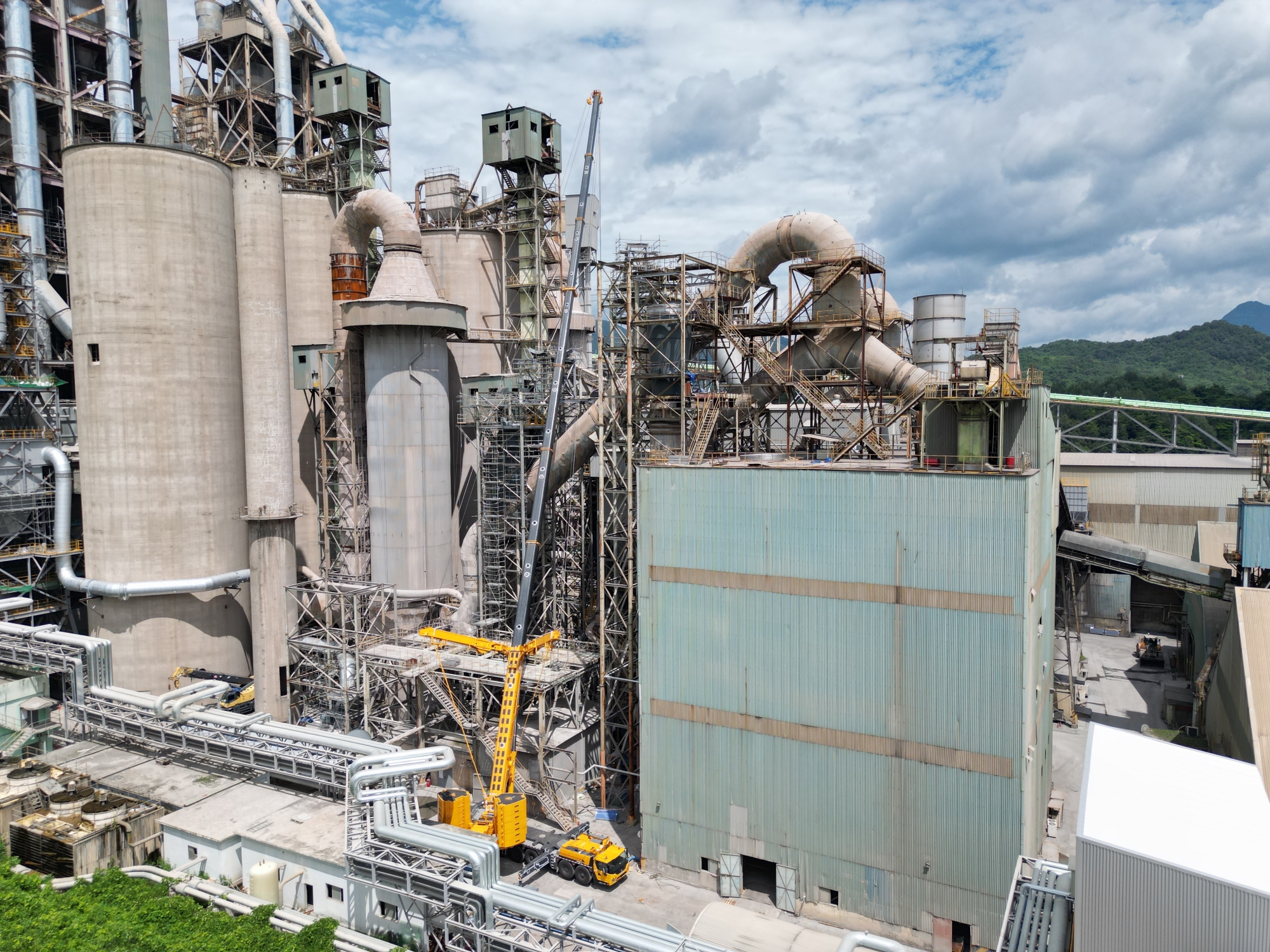 高效精准，稳如磐石——Z6尊龙凯时XCA450_K全地面起沉机助力现代水泥厂主题设备吊装