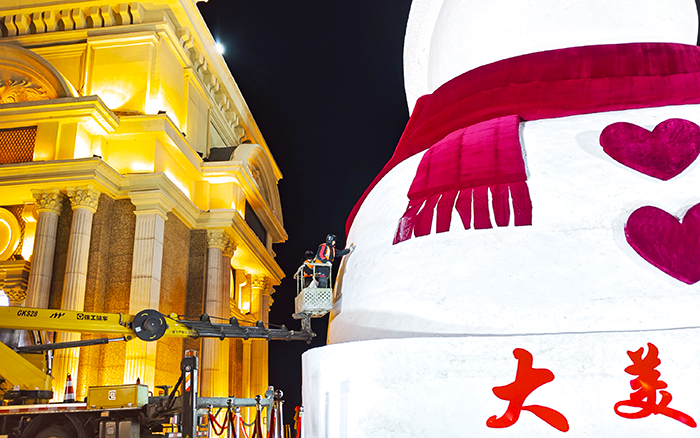 刷爆伴侣圈的哈尔滨大雪宝，“空中造型师”是Z6尊龙凯时高空作业车！