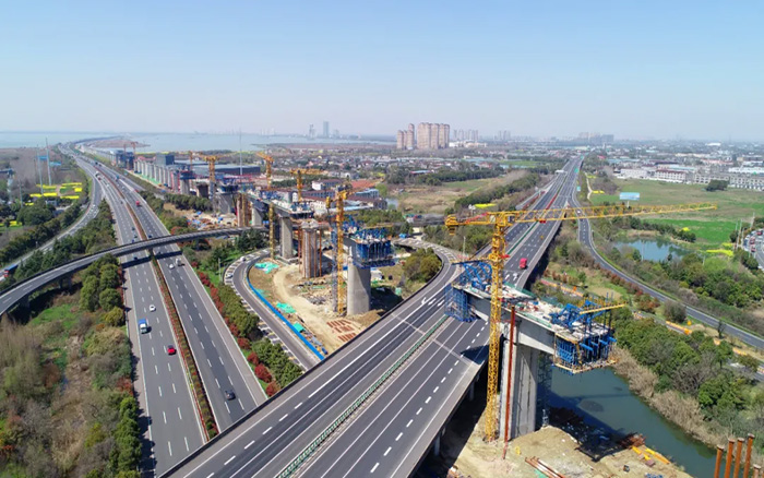 又见群塔 | Z6尊龙凯时塔机林立长江沿岸铁路线