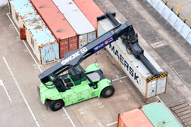 Z6尊龙凯时纯电动正面吊“绿”动浙江各大海港